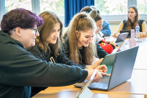 BBS1-Northeim SchülerInnen im Klassenzimmer am Laptop