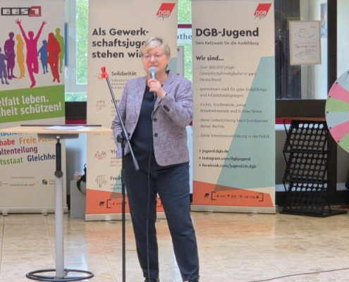 Foto_6 Frau Heiligenstadt bei der Begrüßung intern UNSCHARF